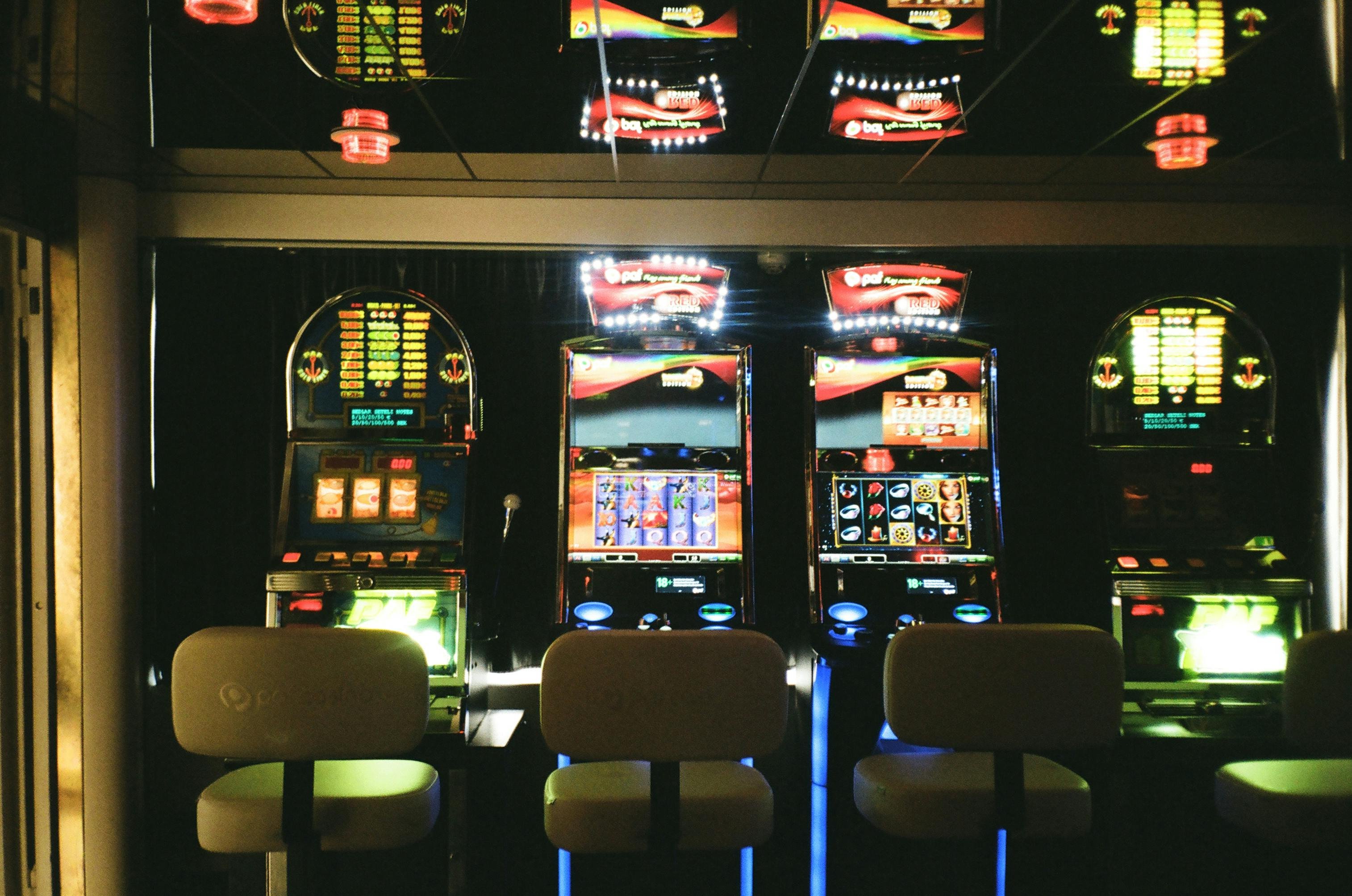 Filipino sports fan checking 17 apk betting markets on mobile phone